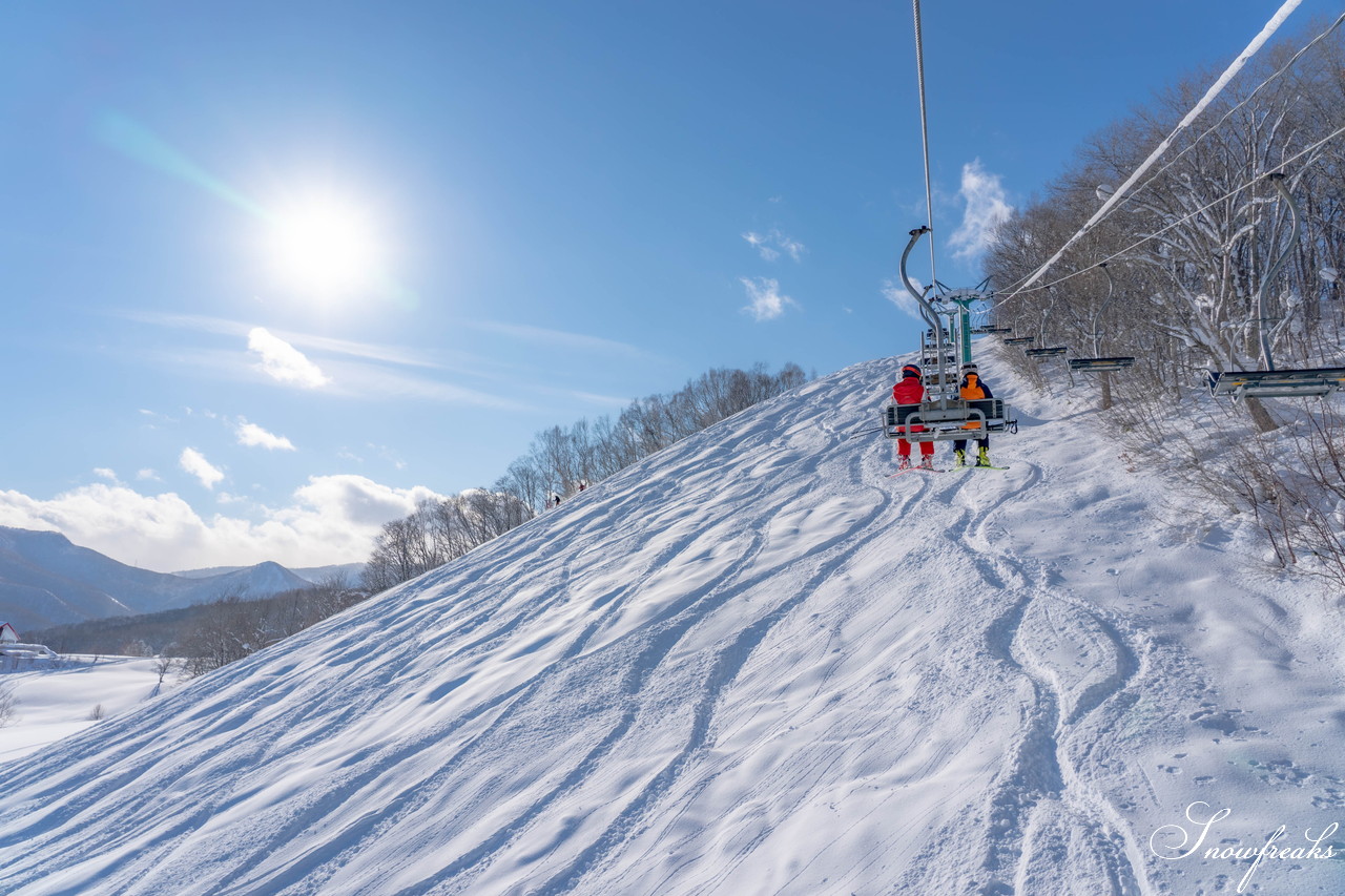 朝里川温泉スキー場　祝・積雪200cm到達。ふわふわのパウダースノーが降り積もったゲレンデを舞台に、女性スキーヤーチーム『TeamKP』成澤栞さんと秋山穂香さんが美しい滑りを披露！